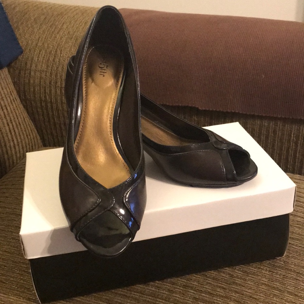 Women’s East 5th kitten heal shoes.